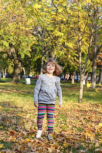 走在秋天公园的小女孩图片