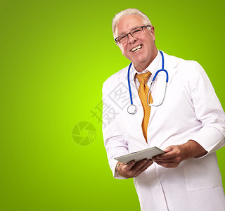 一位男医生在绿色背景上持图片