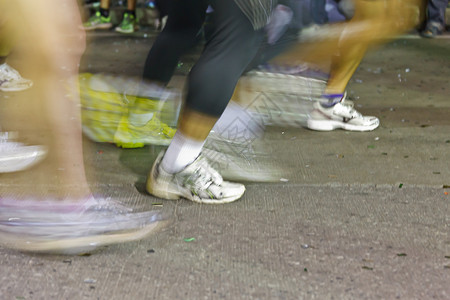 赛跑者在街上奔跑图片
