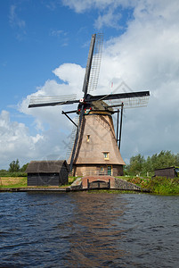 荷兰Kinderdijk的一个非常古老的风车图片