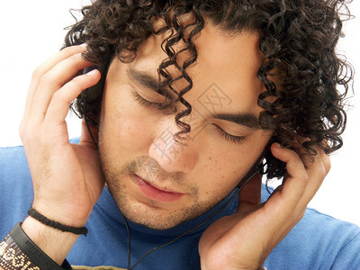 年轻人用耳机听音乐图片