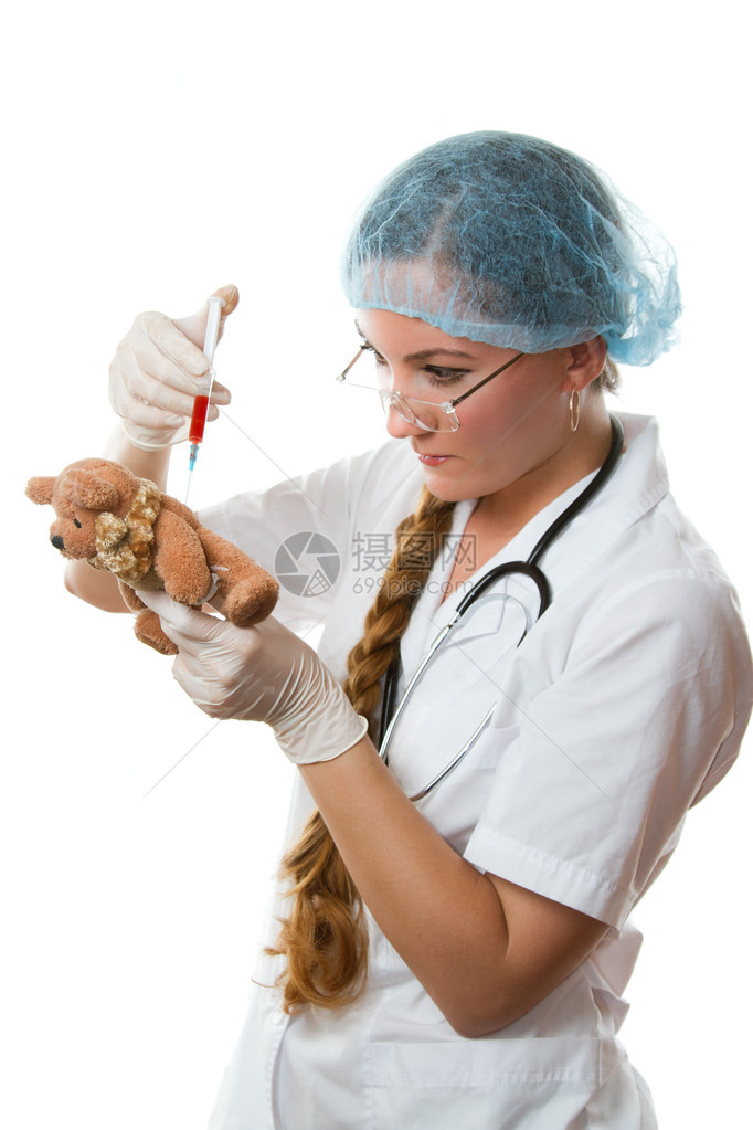 女医生或护士使注射泰迪熊在白种图片