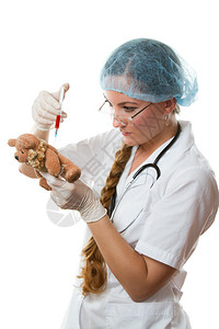 女医生或护士使注射泰迪熊在白种图片