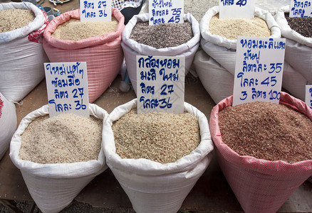 泰国市场上不同种类的稻图片