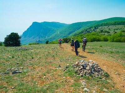 徒步旅行者在克里米亚山区徒步旅行图片