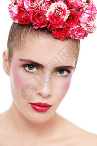 年轻的美丽新年轻女人化妆美容和鲜花在她的头发图片