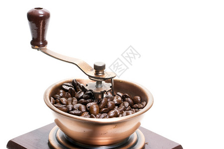 白色背景的手工咖啡磨制机中的新鲜图片