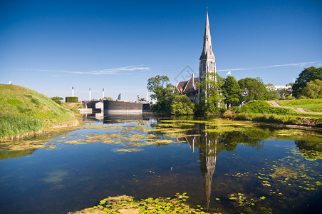 湖边石教堂图片