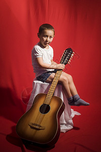弹吉他的音乐小学生图片