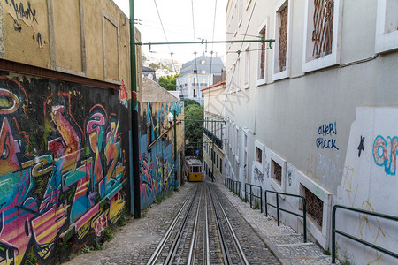 2012年6日在里斯本市中心的传统黄色和红色电车电车被每个人使用图片
