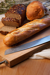 棕面包面包和奶图片