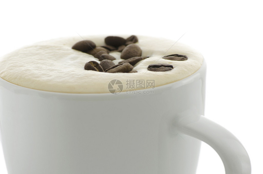 漂浮在咖啡泡沫上的咖啡豆的特写镜头图片