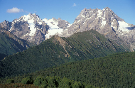 云南省雪冠山和森林丘陵山背景图片