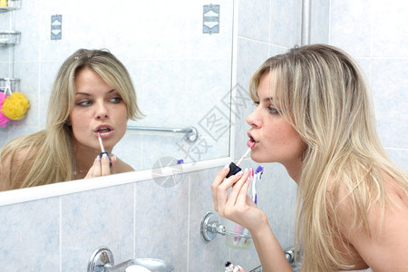 浴室镜子前的女人图片