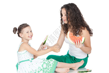 美丽的笑着微笑的母亲和小女儿图片