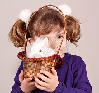 有白兔宠物的小女孩图片