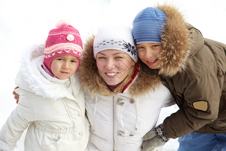 快乐的孩子和母亲在冬天穿图片
