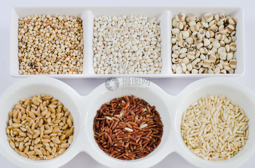 白碗上的大米红米小麦薏苡仁图片