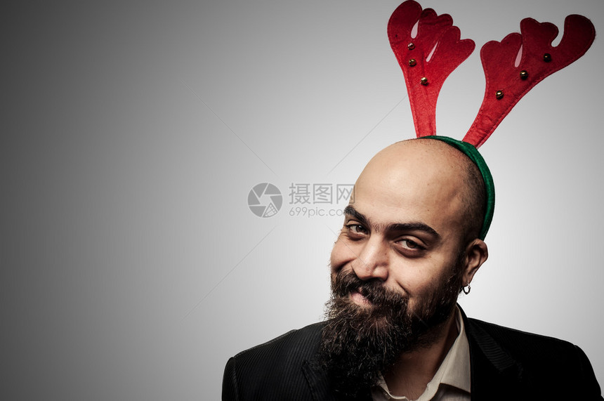 带着灰色背景滑稽表情的圣诞大胡子图片