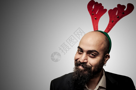 带着灰色背景滑稽表情的圣诞大胡子图片