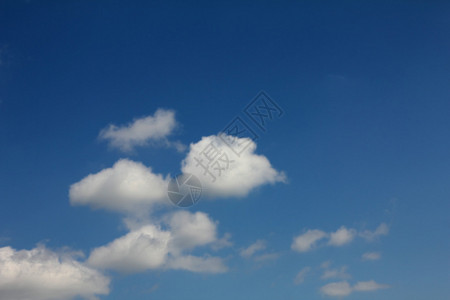 蓝天白云适合做背景图片