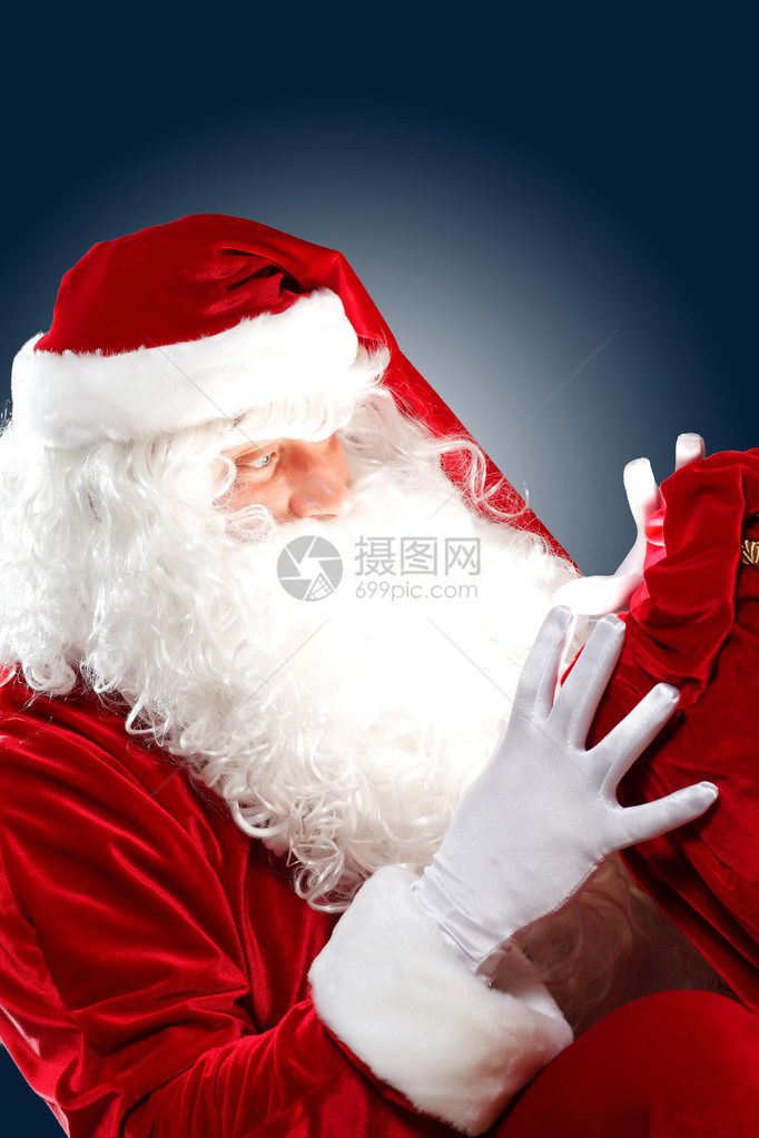 圣诞老人拿着和读给他的一封信图片