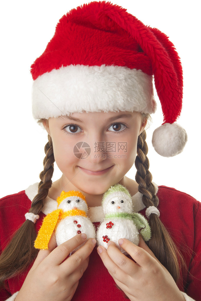 身着圣诞服装和红圣塔帽的漂亮女孩手上带着两个可爱的小雪人在白色背图片