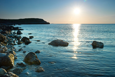 海边和石头日落时的海景图片