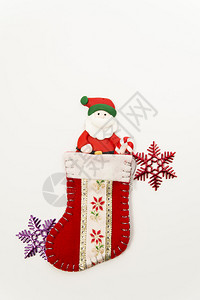 圣诞老人在圣诞袜与雪花背景图片