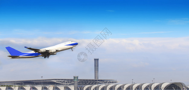 白色客机正在远离机场降落图片