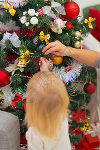 婴儿装饰圣诞树后视图图片