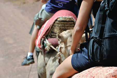 女孩在摩洛哥沙漠中骑骆驼非洲图片