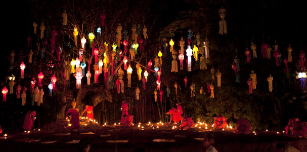 2012年1月1日在泰国清迈PhanTaoTemple向佛祖点燃蜡烛背景图片