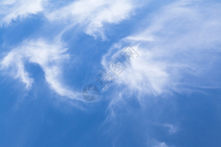 秋天意大利蓝天上几朵旋转的小白云图片