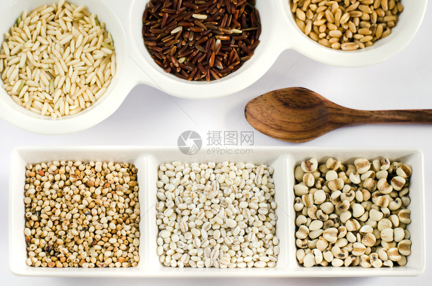 白碗上的大米红米小麦薏苡仁大麦和小米粒图片