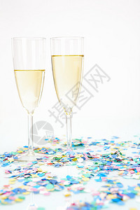 两杯香槟杯酒和彩色蛋白装饰图片