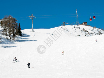 阿尔卑斯山的滑雪场图片