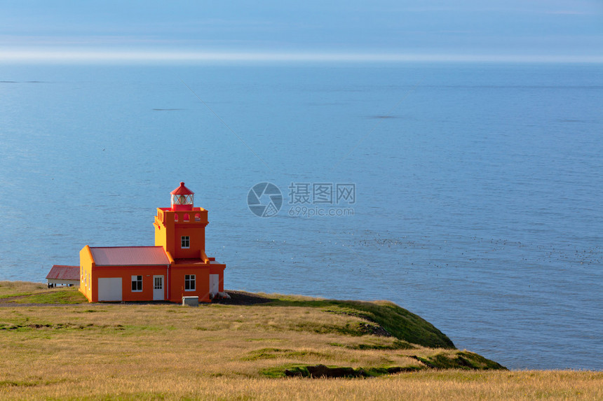 与橙色灯塔和蓝天的北冰岛海风景图片