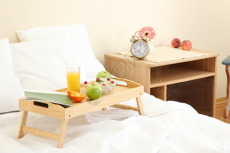 木托盘床上有清淡的早餐图片
