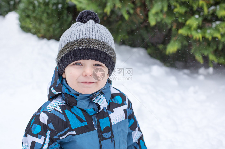 可爱的小孩男在美丽的冬图片