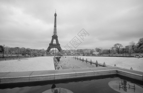 法国巴黎埃菲尔铁塔的黑白戏图片