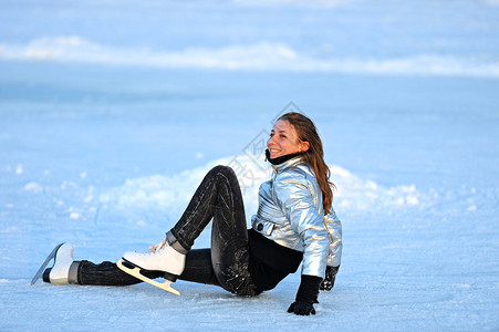 在公园滑冰的女孩图片