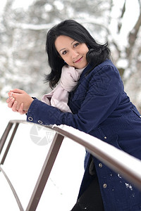 冬天的女人在雪白图片
