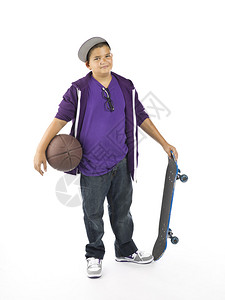 一个有篮球和滑板的男孩图片