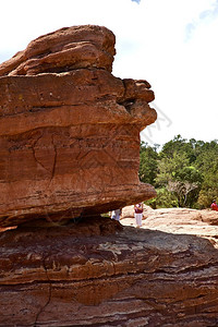 平衡岩是美国科罗拉多州科罗拉多斯普林斯众神花园中的岩层平图片