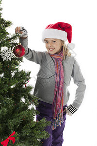 女孩站在圣诞树旁边时图片