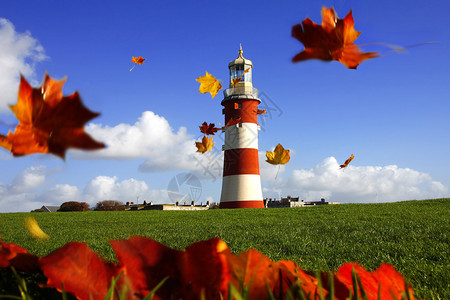 有秋叶的普利茅斯灯塔在英国图片