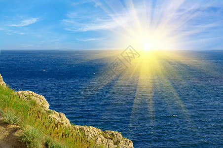 山脉海和太阳的图片