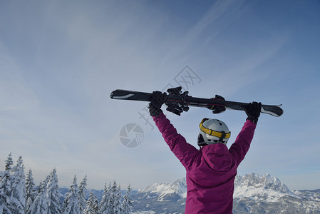 冬天山顶快乐的年轻滑雪女图片