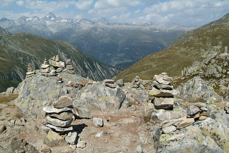 在瑞士阿尔卑斯山上的诺维娜山口的山景图片